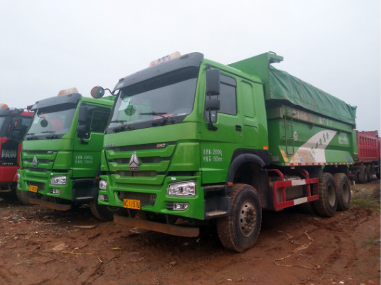 國(guó)五豪沃380后八輪環(huán)保自卸車(chē)